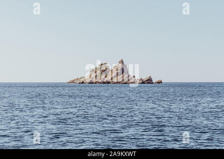 Inseln Katic und St. Sonntag mit Kirche in der Nähe von Petrovac Stadt in Montenegro, Adria Stockfoto