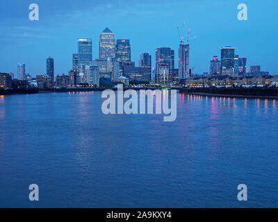 Blick auf Canary Wharf, Rotherhithe und Thames River im Anfang Mai Abend. Stockfoto