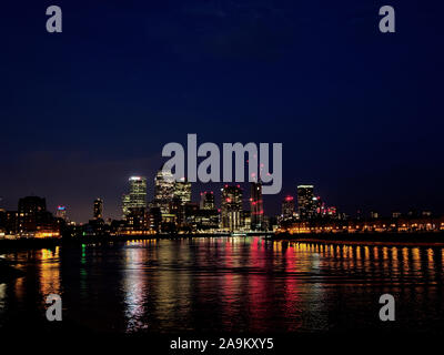 Blick auf Canary Wharf und Rotherhithe Skyline bei Nacht von LImehouse über Thames River Stockfoto
