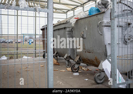 Müll, Dreck, Müll, Flaschen auf dem Boden. Stockfoto