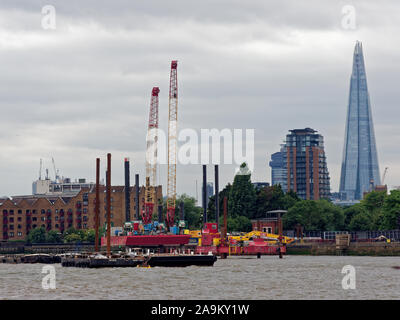 Tideway Super Kanalisation Baustelle in der Nähe von King Edward's Memorial Park in Limehouse, London mit Blick auf den Shard. Stockfoto