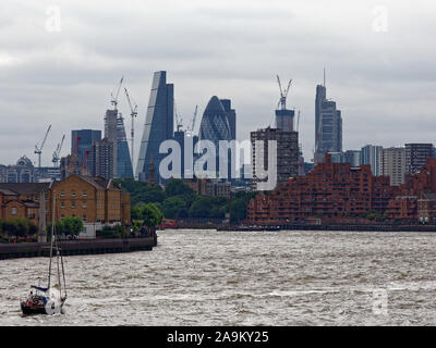 Blick auf Rotherhithe, der Londoner City und Wapping von Canary Wharf entfernt. Die großen roten Gebäude auf der rechten Seite ist der freie Handel Wharf. Stockfoto