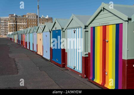 Bunte Badehäuschen entlang der Küste von Hove, Brighton, Sussex, UK Stockfoto