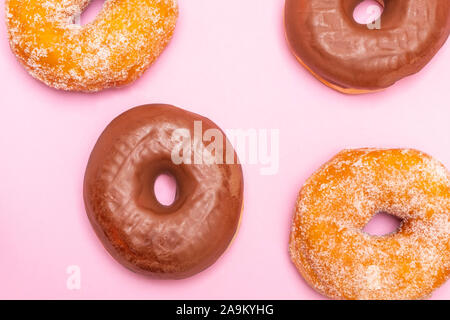 Köstliche gebissen Donut mit Schokolade auf weißem Hintergrund Glasur Stockfoto