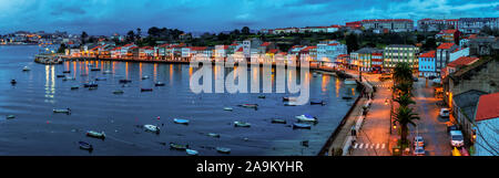 Panoramablick auf die Stadt bei Nacht Mugardos La Coruña Galicien Spanien Stockfoto