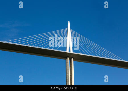 Ein Pylon der Viadukt von Millau vor blauem Himmel, von unten fotografiert. Stockfoto