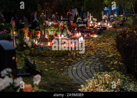 Gräber mit Kerzen auf Allerheiligen im Voraus von Allerseelen in der Kerepesi Friedhof von Budapest eingerichtet Stockfoto