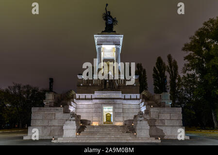 Das mausoleum von Ungarischen Staatsmannes Lajos Kossuth in der Kerepesi Friedhof von Budapest auf Allerheiligen vor Allerseelen Stockfoto