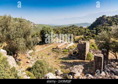 Die Ruinen der Tempel der antiken Stadt Pinara in der Türkei mit herzförmigen Spalte in den Vordergrund. Stockfoto