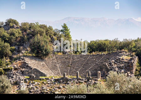 Griechisches Theater an der Basis der Ruinen der alten lykischen Stadt Pinara in der Türkei. Stockfoto