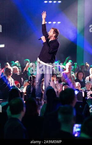 15 November 2019, Baden-Württemberg, Offenburg: Der Musiker Josh. führt während der Aufnahmen zu den Silvester zeigen, BR, ORF und SRF. Foto: Philipp von Ditfurth/dpa Stockfoto