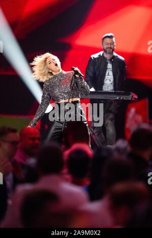 15 November 2019, Baden-Württemberg, Offenburg: Der Musiker Beatrice Egli während der Aufnahmen zu den Silvester zeigen, BR, ORF und SRF führt. Foto: Philipp von Ditfurth/dpa Stockfoto