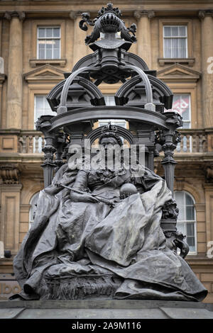 Nördlich von St. Nikolaus Kathedrale in Newcastle sitzt die oft übersehene resplendent Bronze Statue von Queen Victoria. Stockfoto