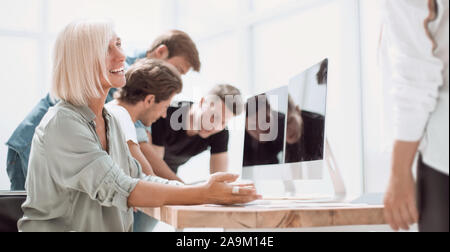 Geschäftsfrau etwas Diskussion mit einem jungen Mitarbeiter. Stockfoto