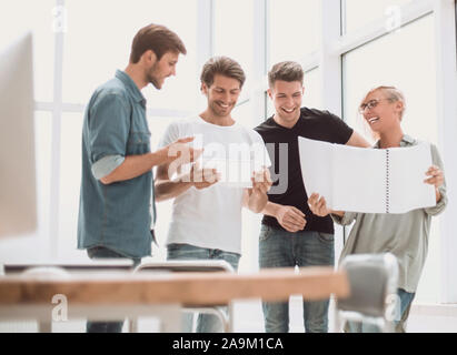 Gruppe von Designern über die Skizzen für ein neues Projekt. Stockfoto