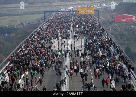 Zeltingen Rachtig, Deutschland. 16 Nov, 2019. Tausende von Besuchern zu Fuß die Hochmosel Brücke am Bürgerfest 160 Meter über dem Meeresspiegel vor der offiziellen Eröffnung. Nach acht Jahren Bauzeit wurde die Brücke für den Verkehr am 21. November 2019 geöffnet werden. Credit: Harald Tittel/dpa/Alamy leben Nachrichten Stockfoto