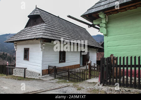 VLKOLINEC, SLOWAKISCHE REPUBLIK - Dezember 29, 2015: schöne Architektur Holzzaun aus UNESCo-Dorf. Stockfoto