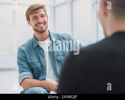 Junger Mann Interviews zu Gast im Studio. Stockfoto