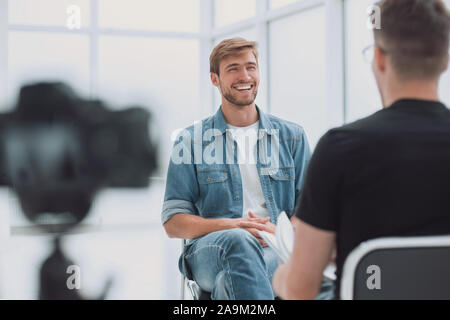 Zwei junge Männer, die in der TV-Studio Stockfoto