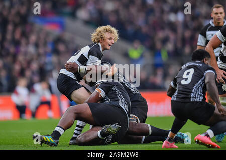 LONDON, Vereinigtes Königreich. 16. Nov 2019. Chris Koch der Badewanne (links) in Angriff genommen wird während der Killik Schale - Barbaren Fidschi bei Twickenham Stadium am Samstag vs, 16. November 2019. LONDON ENGLAND. Credit: Taka G Wu/Alamy leben Nachrichten Stockfoto