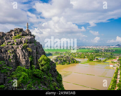 Atemberaubende Aussicht auf karsterscheinungen und Reisfelder Felder aus der liegenden Drachen Berg, Tam Coc, Provinz Ninh Binh, Vietnam Stockfoto