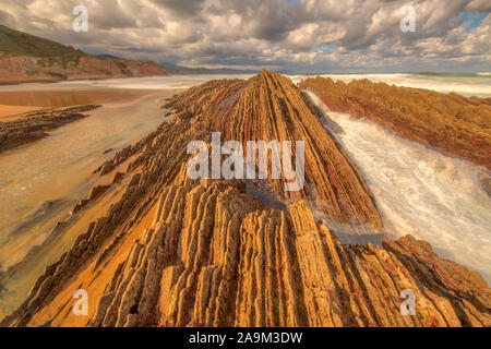 Flysxh Formationen, Zumaia Strand, Spanien, Baskenland Nordküste, Atlantik Stockfoto