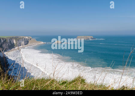 Blick auf die Felsen auf Causeway Coastal Route, County Antrim, Nordirland Stockfoto