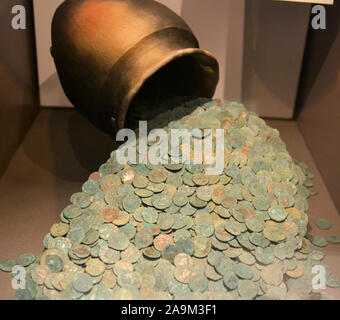 Der Millbrook Coin Hort im SeaCity Museum, Southampton, Hampshire, Großbritannien Stockfoto