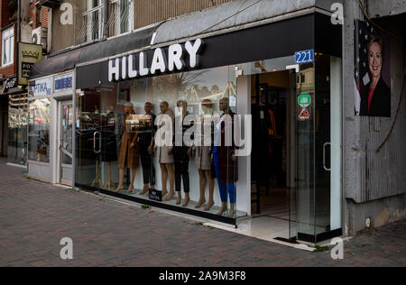 Allgemeine Ansicht der Hillary Clinton Store auf Bill Clinton Boulevard Pristina, Kosovo. Stockfoto