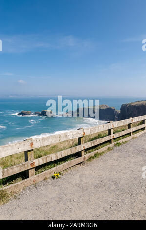 Blick auf die Felsen auf Causeway Coastal Route. Costal Path zu Carrick-a-Rede. County Antrim, Nordirland Stockfoto