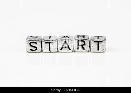 Start Konzept mit kubischen Metall Buchstaben auf weißem Hintergrund Stockfoto