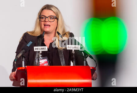 Dresden, Deutschland. 16 Nov, 2019. Kandidat Susanne Schaper, spricht auf dem Parteitag der Sächsischen Linken in Dresden. In der letzten Landtagswahl am 1. September Die Linke hatte ihr schlechtestes Ergebnis überhaupt mit 10,4 Prozent erreicht. Der bisherige Vorsitzende Feiks nicht zur Wahl stehen. Quelle: Matthias Rietschel/dpa-Zentralbild/dpa/Alamy leben Nachrichten Stockfoto