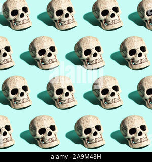 Schädel mit einem harten Schatten auf einen mint Hintergrund Stockfoto