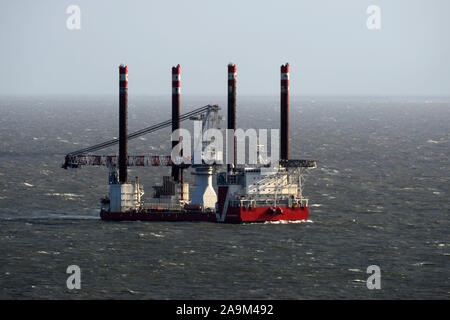 MPI Enterprise beträgt 120 m in der Länge und ist für den offshore Installation von Windenergieanlagen mit einem Kran anheben und Stabilisierung rig konzipiert. Stockfoto