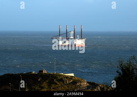 MPI-Enterprise in Bristol Kanal aus Mumbles Kopf beläuft sich auf 120 m in der Länge und ist für den offshore Installation von Windenergieanlagen entwickelt. Stockfoto