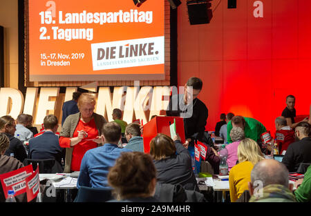 Dresden, Deutschland. 16 Nov, 2019. Delegierte wählen ihren neuen Staat Executive Committee bei der Landesparteitag der Linken. In der letzten Landtagswahl am 1. September Die Linke hatte ihr schlechtestes Ergebnis überhaupt mit 10,4 Prozent erreicht. Der bisherige Vorsitzende Feiks nicht zur Wahl stehen. Quelle: Matthias Rietschel/dpa-Zentralbild/dpa/Alamy leben Nachrichten Stockfoto