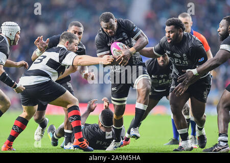 LONDON, Vereinigtes Königreich. 16. Nov 2019. John Dyer von Fidschi in Angriff genommen wird während der Killik Schale - Barbaren Fidschi bei Twickenham Stadium am Samstag vs, 16. November 2019. LONDON ENGLAND. Credit: Taka G Wu/Alamy leben Nachrichten Stockfoto