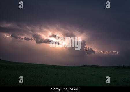 Blitze von Wolke in einer superzelle Gewitter über die Ebenen von North Dakota zu Cloud Stockfoto