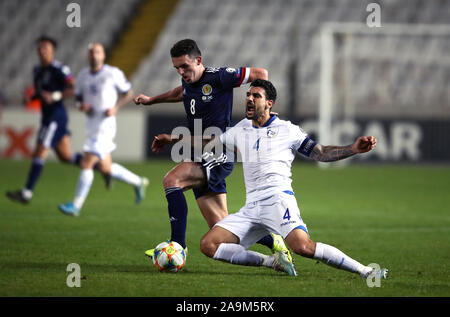 In Schottland John McGinn (links) und Zyperns Giorgos Merkis Kampf um den Ball während der UEFA EURO 2020 Qualifikationsspiel am GSP Stadium, Nikosia. Stockfoto