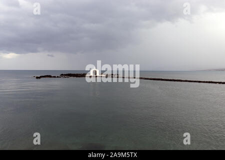 Agios Nikolaos Kirche im Meer in Kreta Stockfoto