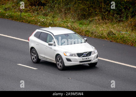 2011 white Volvo XC60 R-Design D5 AWD Auto; Großbritannien Verkehr, Transport, moderne Fahrzeuge, Limousinen, Süd - Auf der 3 Spur M61 Autobahn Autobahn gebunden. Stockfoto