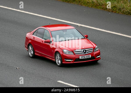 2011 roten Mercedes-Benz C 250 Sport Ed 125 CDI-Blau; Großbritannien Verkehr, Transport, moderne Fahrzeuge, Limousinen, Süd - Auf der 3 Spur M61 Autobahn Autobahn gebunden. Stockfoto