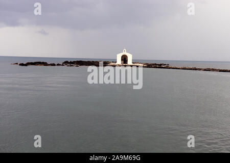 Agios Nikolaos Kirche im Meer in Kreta Stockfoto