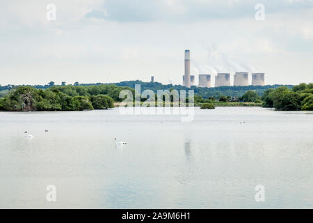 Ein See im Naturschutzgebiet Attenborough mit Ratcliffe auf Soar power station in der Ferne gerade über dem Wasser, Nottinghamshire, England, Großbritannien Stockfoto