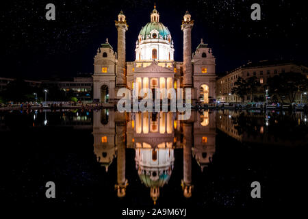 Blick auf die Karlskirche in der Nacht in Wien, Österreich. Stockfoto