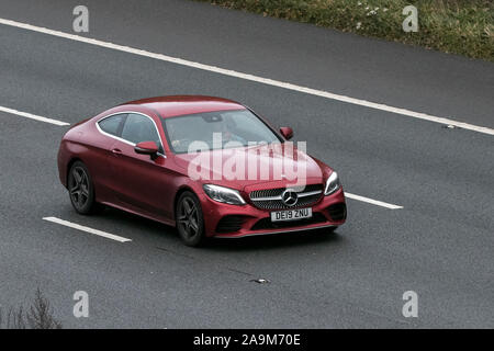 2019 roten Mercedes-Benz C220 AMG Line Premium D; Großbritannien Verkehr, Transport, moderne Fahrzeuge, Limousinen, Fahrzeuge auf der 3 Spur M61 Autobahn, Stockfoto