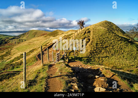 Großbritannien, Derbyshire, Peak District, Ansicht von Mam Nick entlang der Großen Ridge zu Mam Tor. Stockfoto