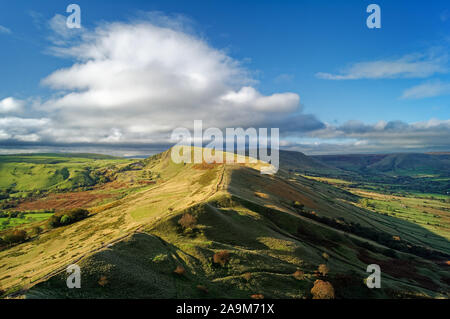 Großbritannien, Derbyshire, Peak District, Ansicht von der Rückseite Tor entlang der Großen Ridge zu Mam Tor. Stockfoto