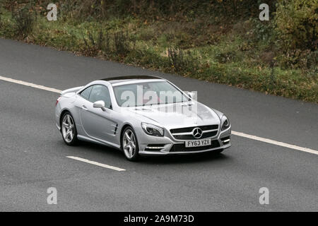 Gj 63 YZV Mercedes-Benz SLK Transport, moderne Fahrzeuge, Limousinen, Fahrzeuge auf der M61 Autobahn Autobahn Stockfoto