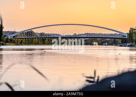 Troja Brücke in Prag, Tschechische Republik, Nacht Beleuchtung, Reflexion im Wasser der Moldau Stockfoto